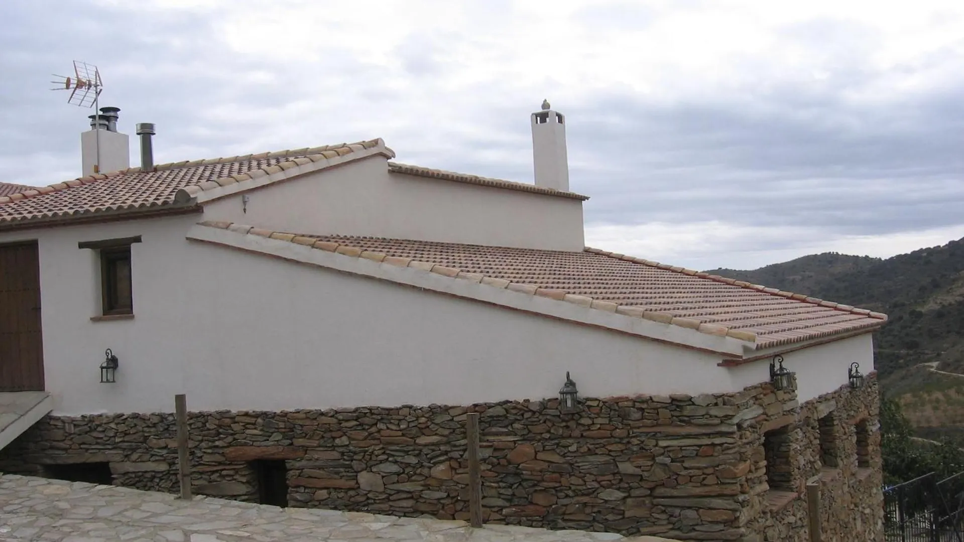 Beautiful Holiday Home In Laroya With Shared Pool
