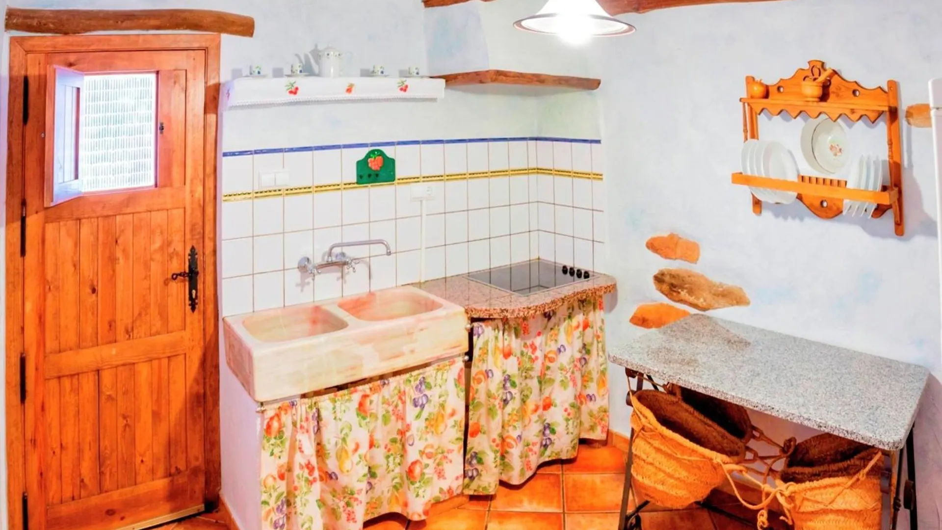 Beautiful Holiday Home In Laroya With Shared Pool