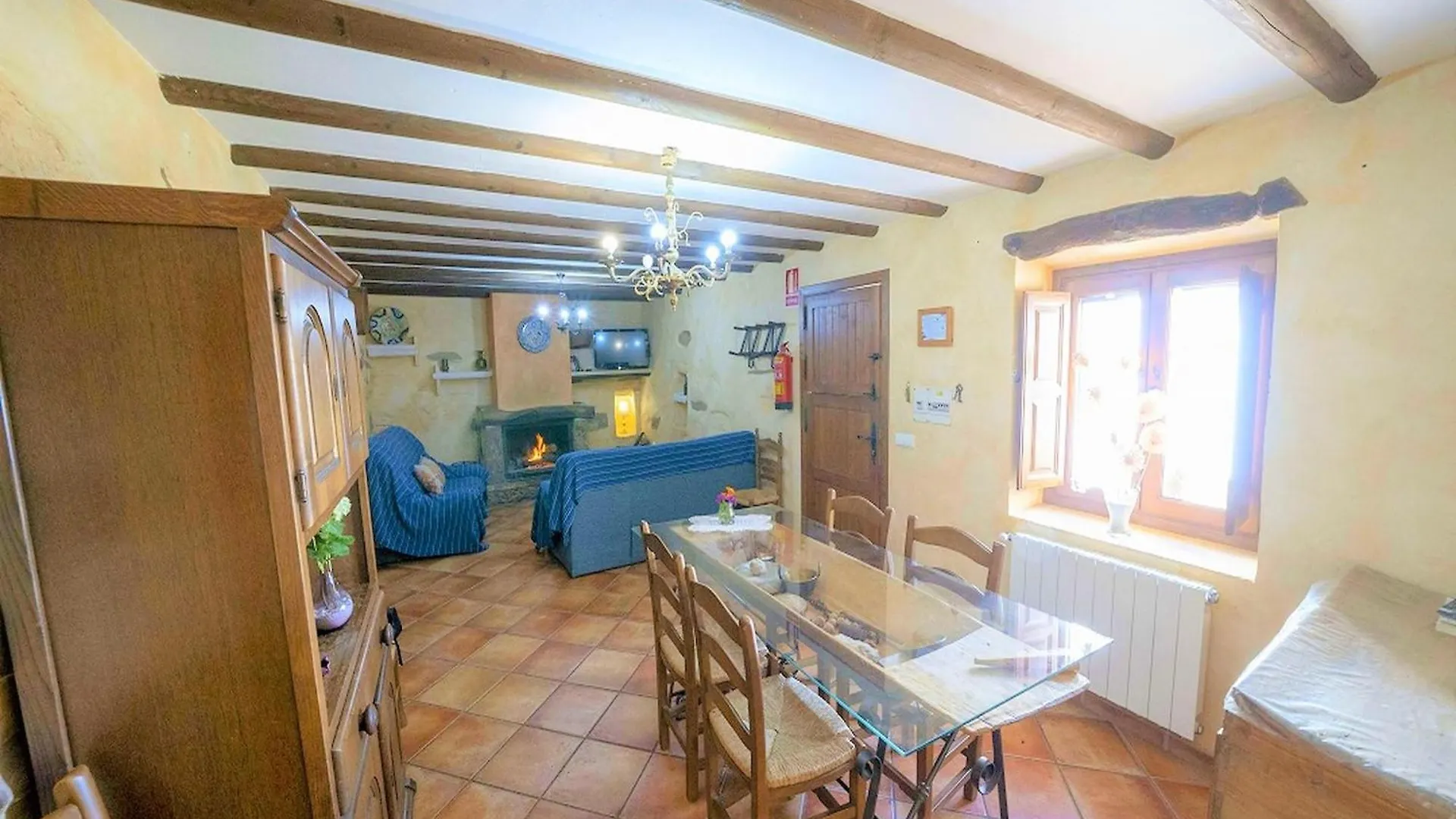 Beautiful Holiday Home In Laroya With Shared Pool