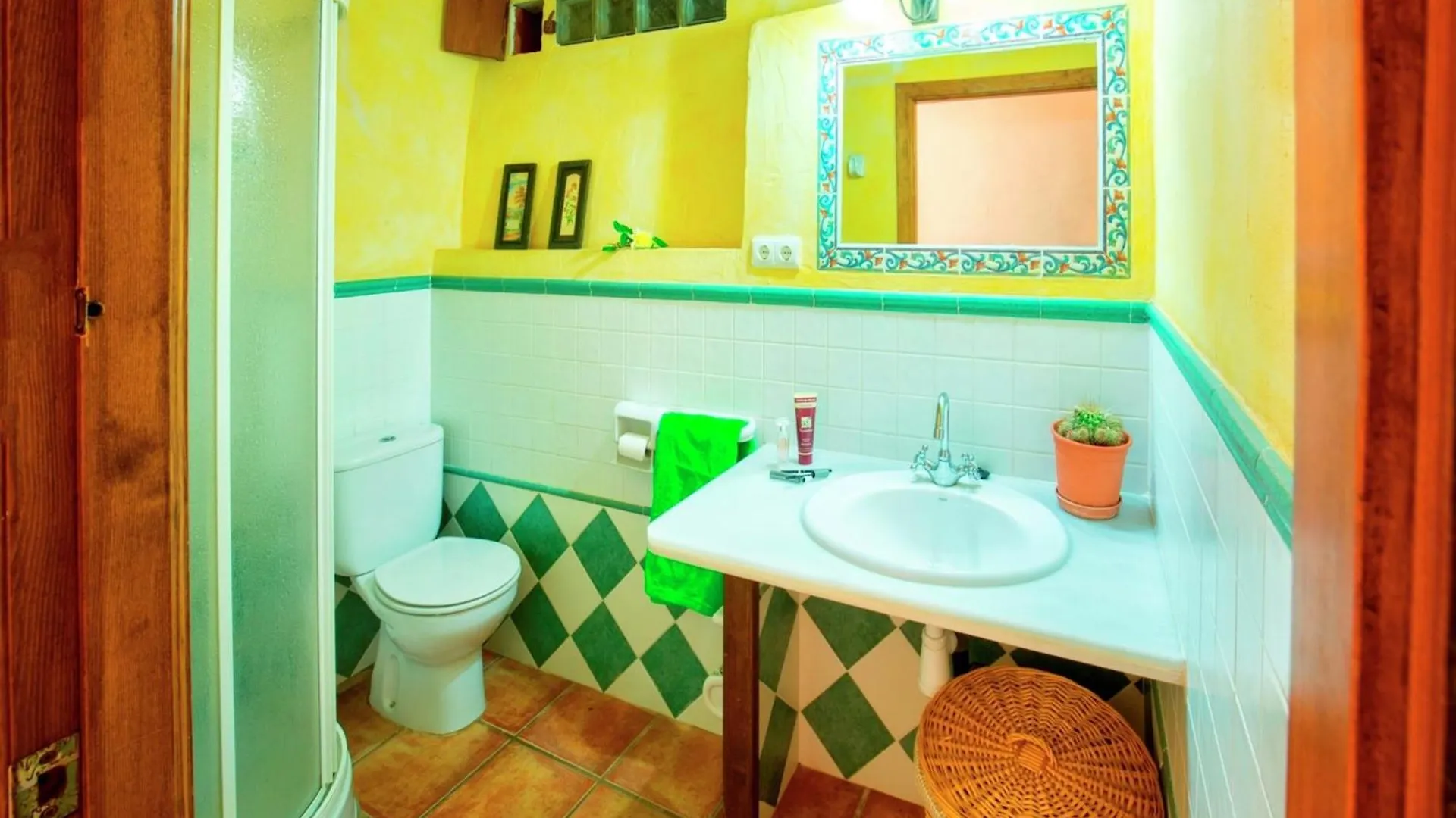 Beautiful Holiday Home In Laroya With Shared Pool