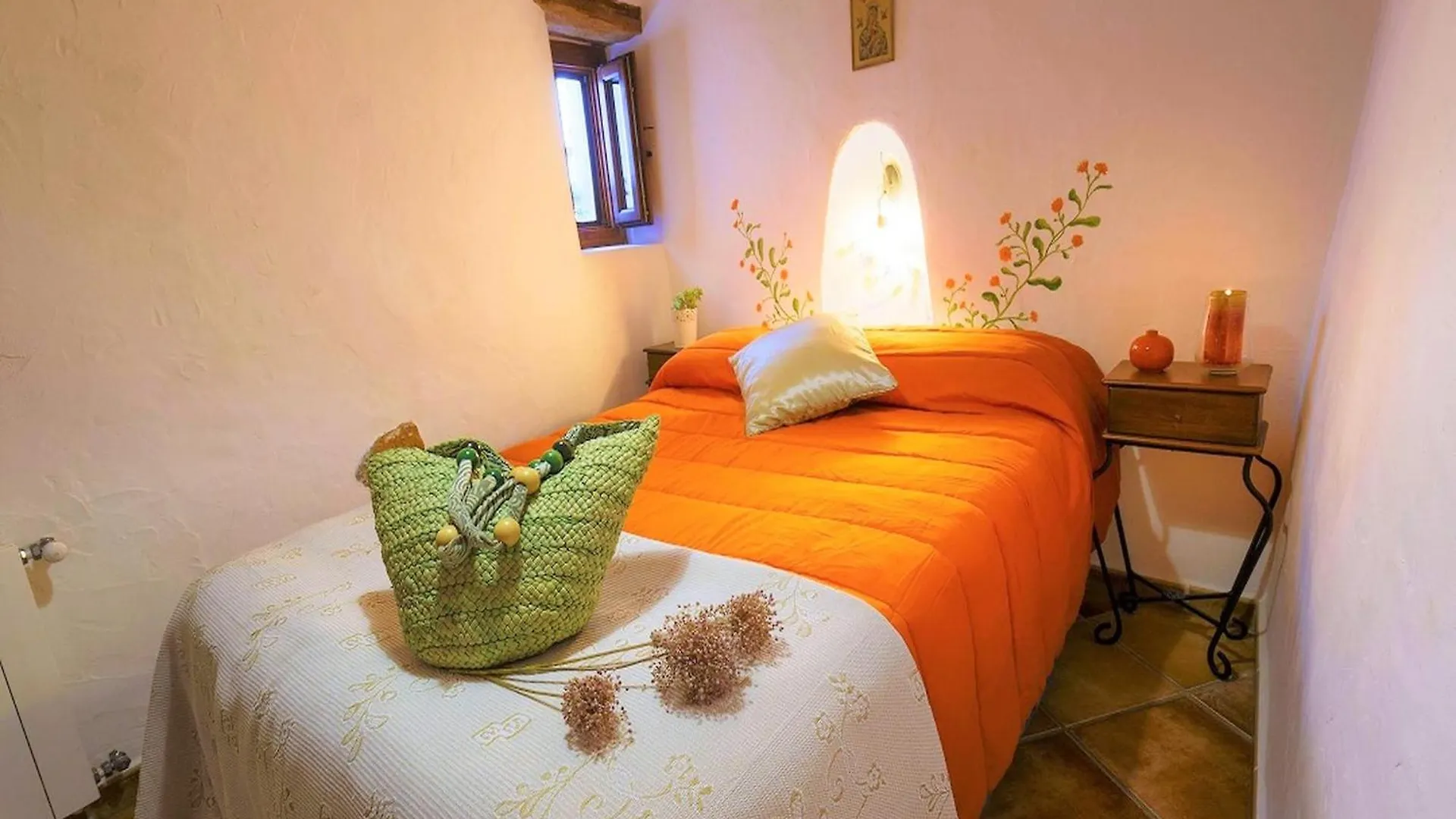 Beautiful Holiday Home In Laroya With Shared Pool