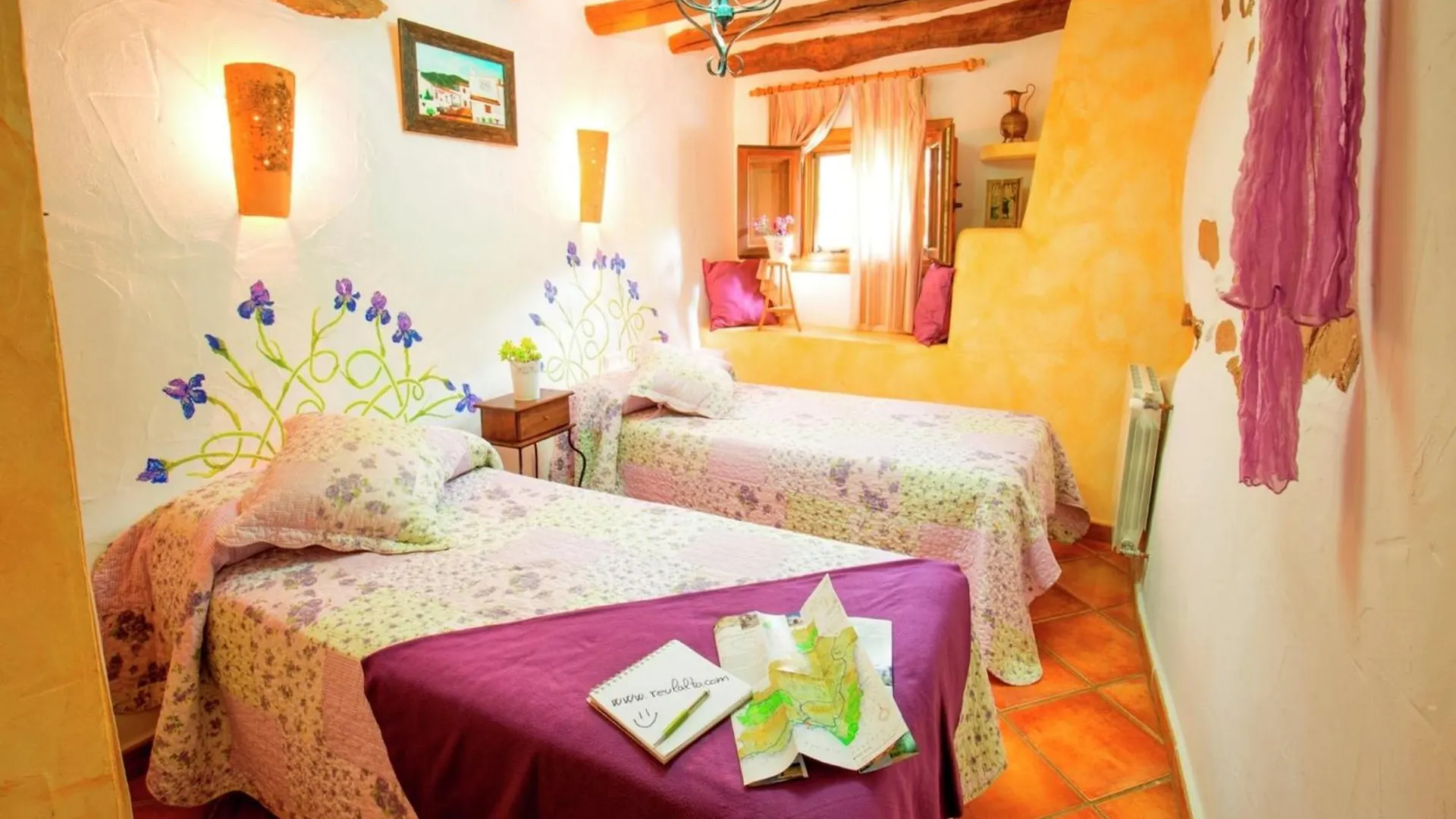 Beautiful Holiday Home In Laroya With Shared Pool