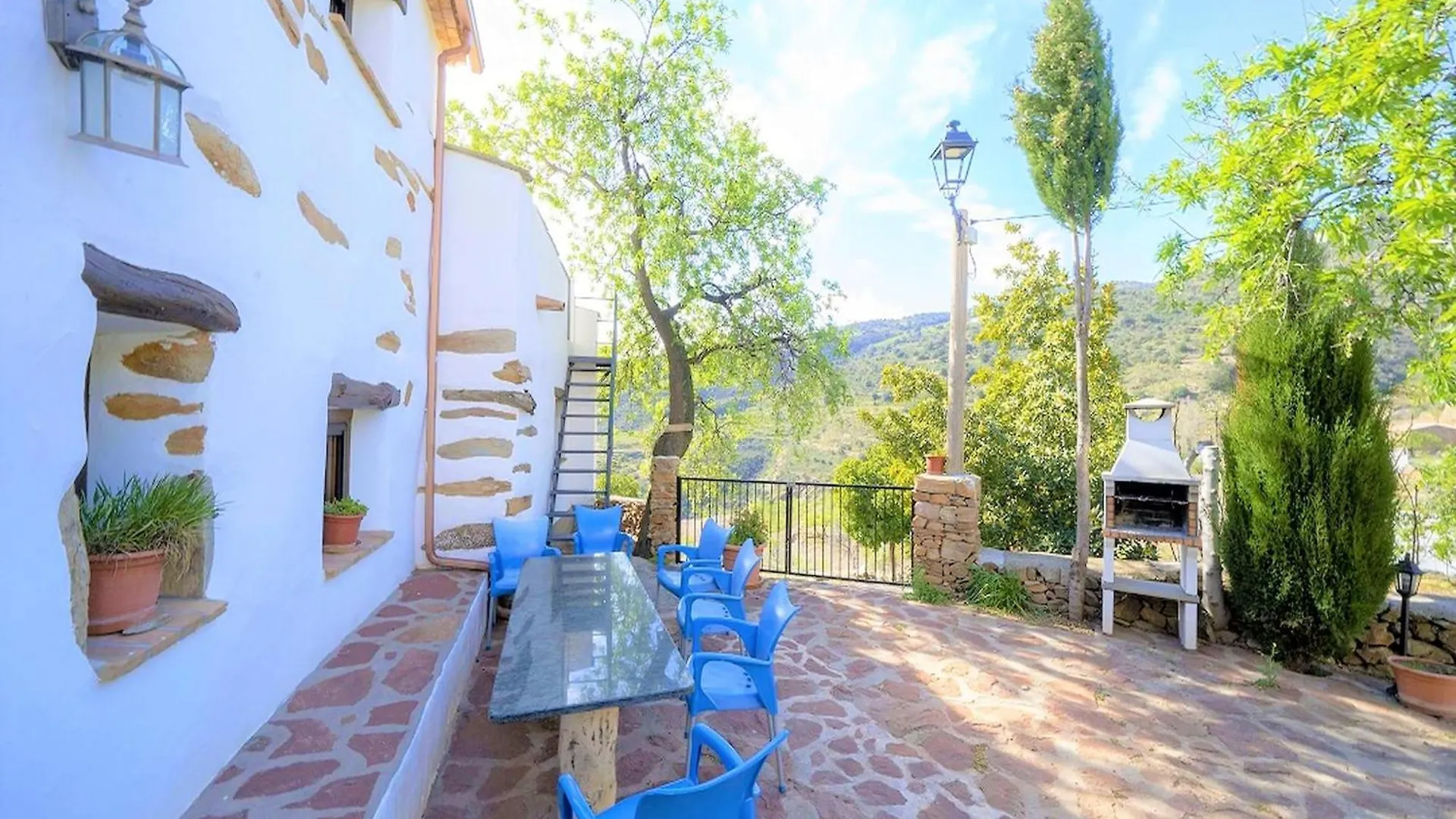 Beautiful Holiday Home In Laroya With Shared Pool