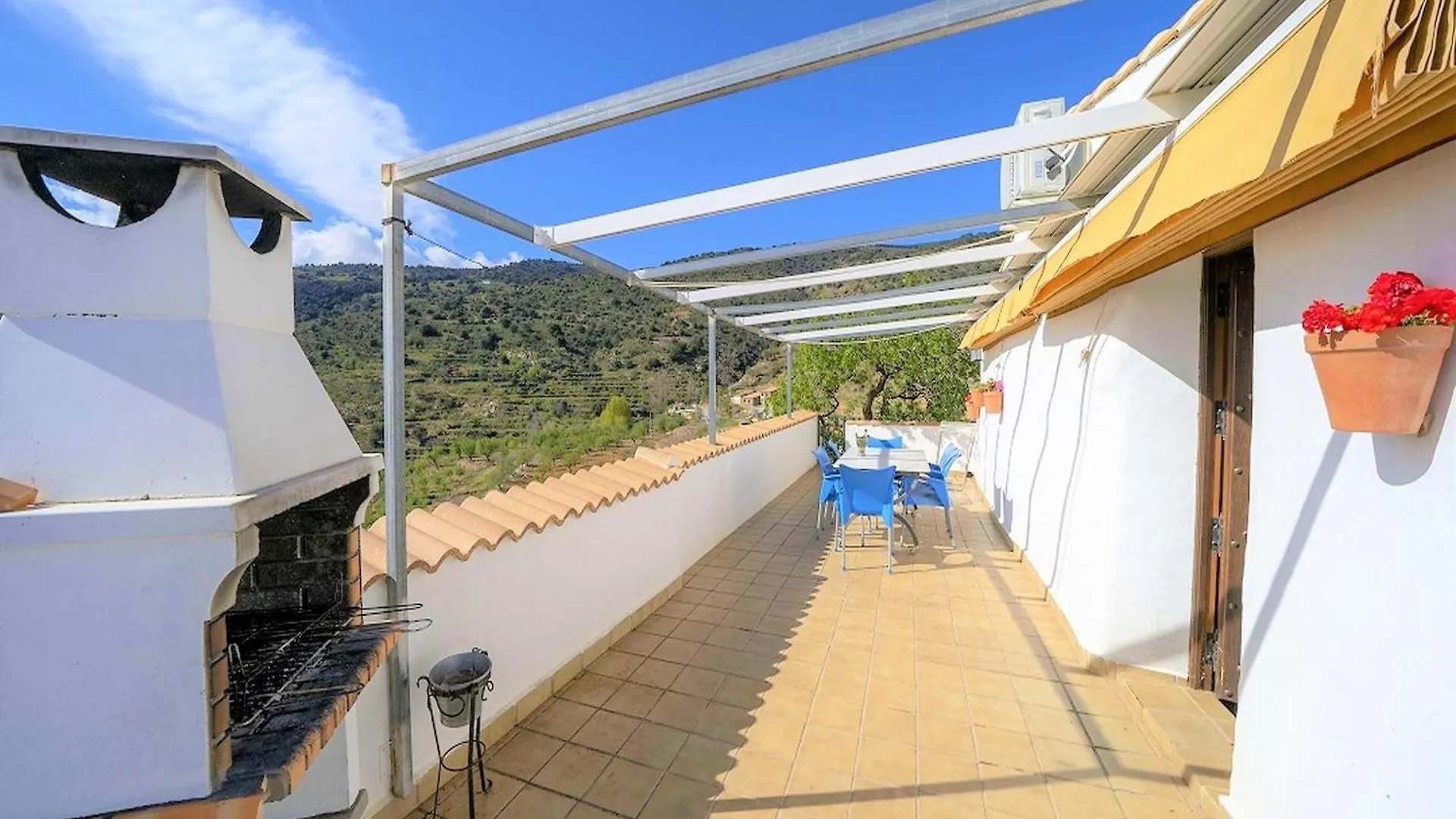 Beautiful Holiday Home In Laroya With Shared Pool