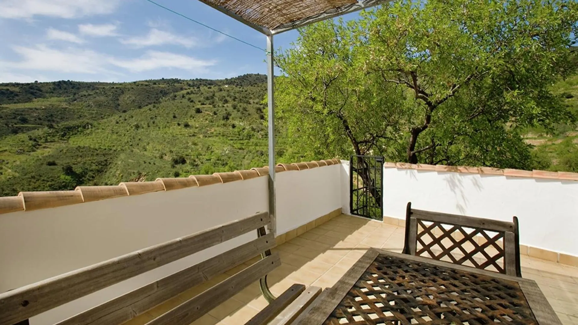Beautiful Holiday Home In Laroya With Shared Pool