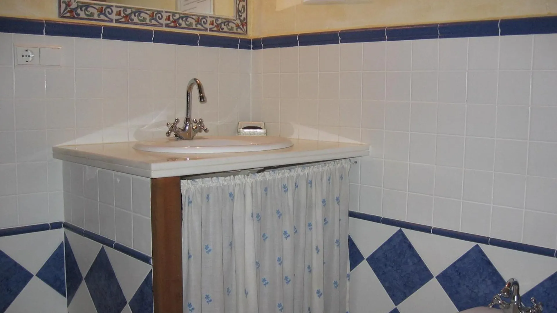 Beautiful Holiday Home In Laroya With Shared Pool