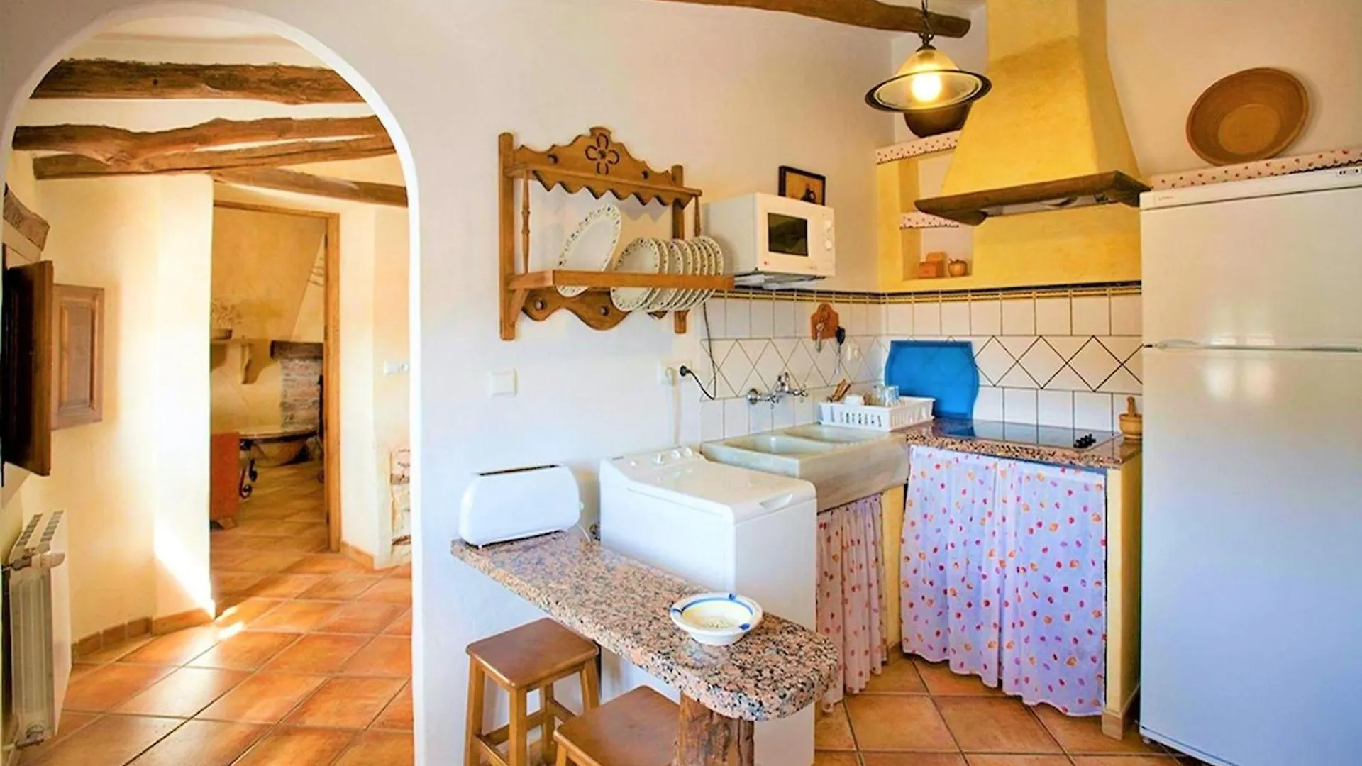 Beautiful Holiday Home In Laroya With Shared Pool