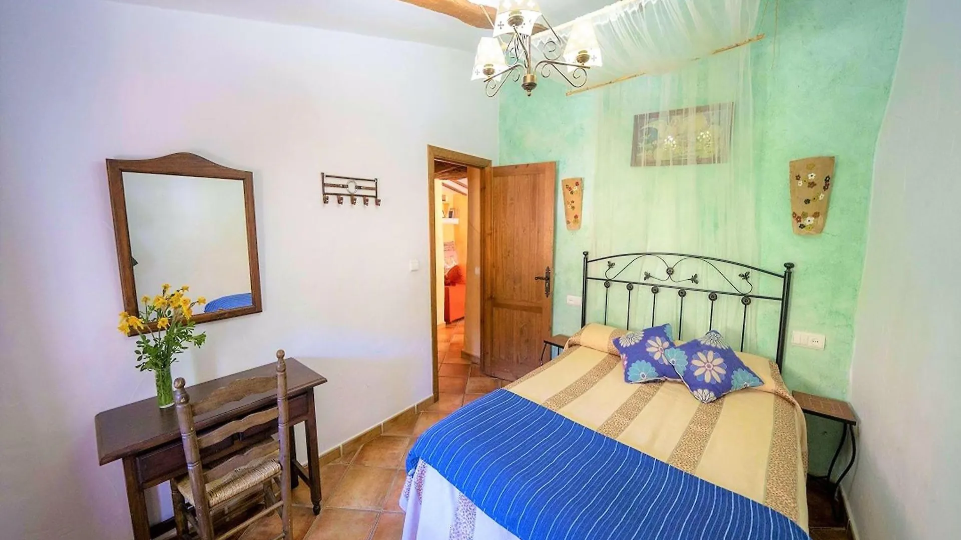 Beautiful Holiday Home In Laroya With Shared Pool