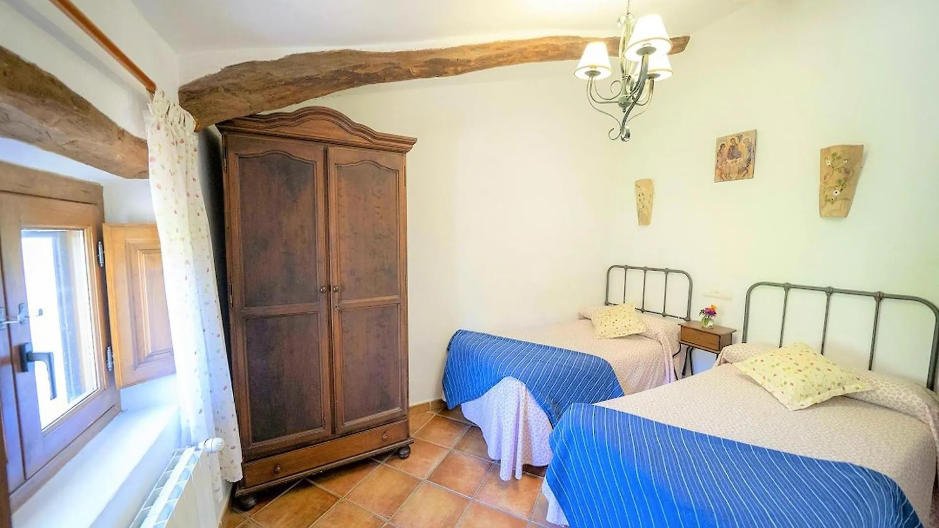 Beautiful Holiday Home In Laroya With Shared Pool