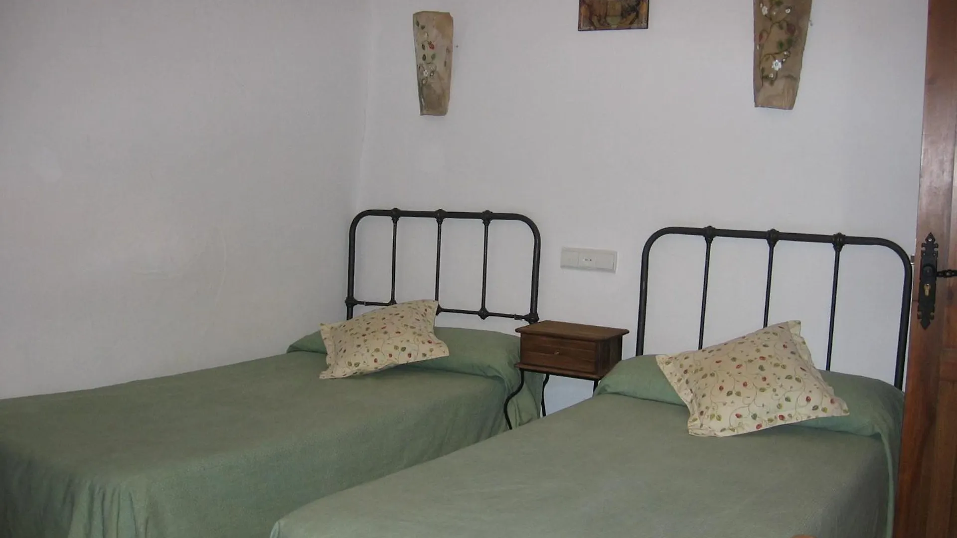 Beautiful Holiday Home In Laroya With Shared Pool