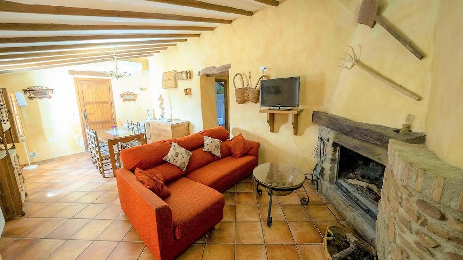 Beautiful Holiday Home In Laroya With Shared Pool