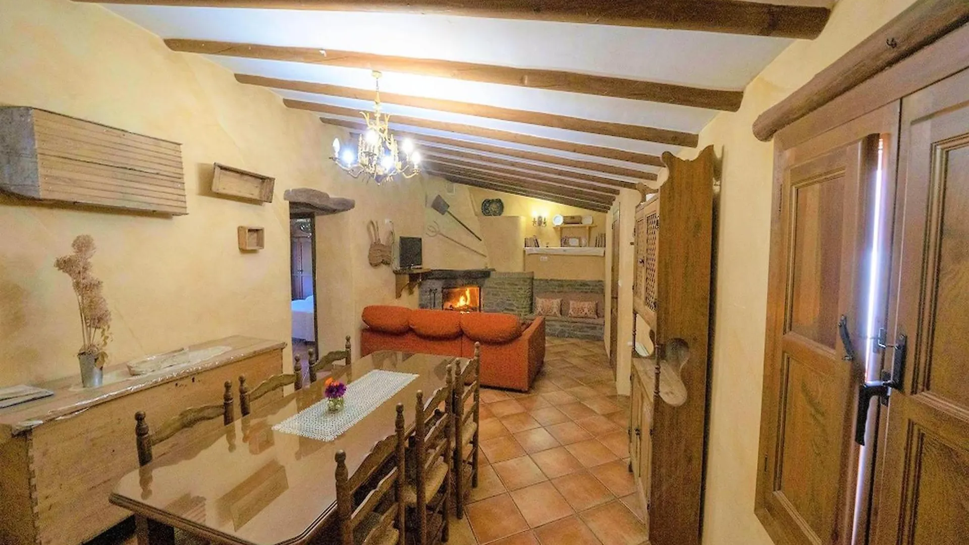 Beautiful Holiday Home In Laroya With Shared Pool
